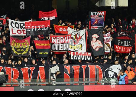 Salerno, Italia. 22 dicembre 2023. Tifosi del Milan durante la partita di serie A TIM tra US Salernitana e AC Milan allo Stadio Arechi di Salerno, Italia, il 22 dicembre 2023. Crediti: Nicola Ianuale/Alamy Live News Foto Stock