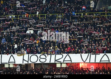 Salerno, Italia. 22 dicembre 2023. Tifosi della Salernitana statunitense durante la partita di serie A TIM tra US Salernitana e AC Milan allo Stadio Arechi, Salerno, Italia il 22 dicembre 2023. Crediti: Nicola Ianuale/Alamy Live News Foto Stock