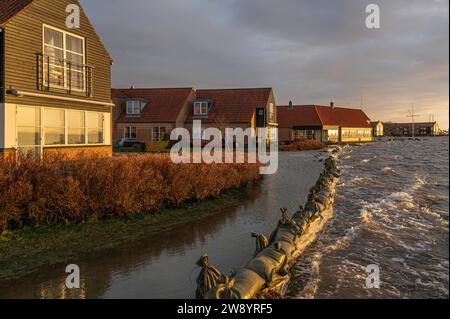 I sacchi di sabbia proteggono dalle inondazioni a Frederikssund quando il livello dell'acqua è al massimo venerdì pomeriggio, Danimarca, 22 dicembre 2023 Foto Stock