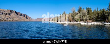 Panorama del fiume dalla rampa per barche del Deschutes Canyon presso il Cove Palisades State Park in Oregon, Stati Uniti Foto Stock