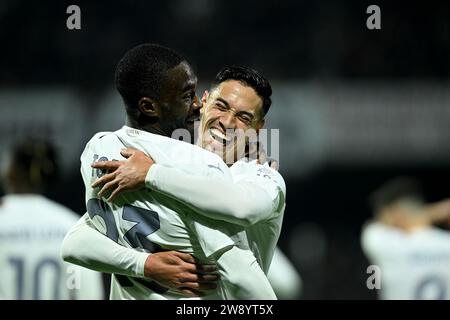 Salerno, Italia. 22 dicembre 2023. Fikayo Tomori (L) dell'AC Milan celebra il suo gol con il suo compagno di squadra Tijjani Reijnders durante una partita di calcio di serie A tra Salernitana e AC Milan a Salerno, Italia, 22 dicembre 2023. Credito: Alberto Lingria/Xinhua/Alamy Live News Foto Stock