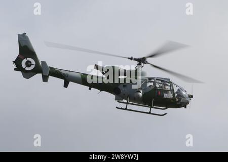 ZB690, un elicottero Westland Gazelle AH1 gestito dall'Army Air Corps (AAC) del Regno Unito, in partenza dalla RAF Fairford nel Gloucestershire, Inghilterra dopo aver partecipato al Royal International Air Tattoo 2023 (RIAT 2023). Foto Stock