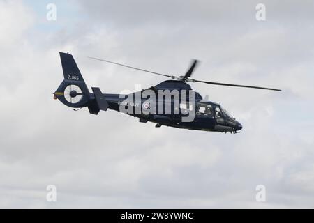 ZJ165, un elicottero Eurocopter Dauphin HU1 gestito dalla Royal Navy britannica (RN) nel programma FEST (Fleet Operational Standards and Training), con partenza dalla RAF Fairford nel Gloucestershire, Inghilterra dopo aver partecipato al Royal International Air Tattoo 2023 (RIAT 2023). Foto Stock