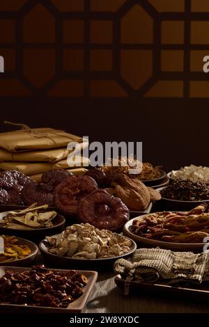 Le tradizionali medicine popolari sono esposte su vassoi di legno. Dietro ci sono le tradizionali cornici marroni delle finestre e i pacchetti di medicine. La fotografia mi tradisce Foto Stock