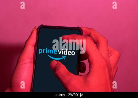 Primo piano di una mano, questa immagine mostra il logo aziendale per il servizio di streaming Amazon prime Video sullo schermo di un telefono cellulare Foto Stock