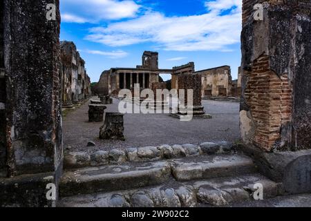 Rovine della basilica nel sito archeologico di Pompei, un'antica città distrutta dall'eruzione del Vesuvio nel 79 d.C. Foto Stock