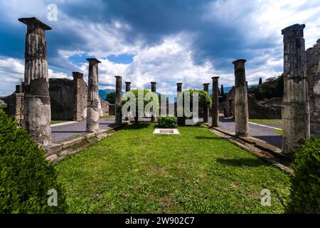 Rovine della Casa dei Cornelii nel sito archeologico di Pompei, antica città distrutta dall'eruzione del Vesuvio nel 79 d.C. Foto Stock