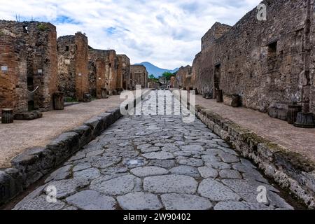 Rovine in via di mercurio nel sito archeologico di Pompei, antica città distrutta dall'eruzione del Vesuvio nel 79 d.C. Foto Stock