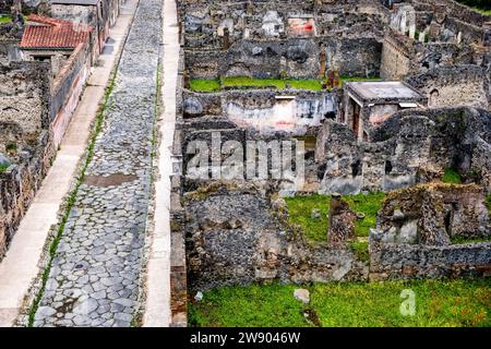 Rovine in via di mercurio nel sito archeologico di Pompei, antica città distrutta dall'eruzione del Vesuvio nel 79 d.C. Foto Stock