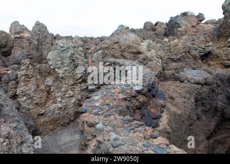 Sentiero escursionistico a Los Hervideros. Costa sud-occidentale, aspro paesaggio vulcanico, grotte e colline di lava rossa. Lanzarote, Isole Canarie, Spagna Foto Stock