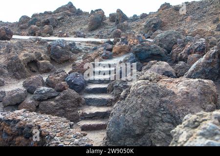 Sentiero escursionistico a Los Hervideros. Costa sud-occidentale, aspro paesaggio vulcanico, grotte e colline di lava rossa. Lanzarote, Isole Canarie, Spagna Foto Stock