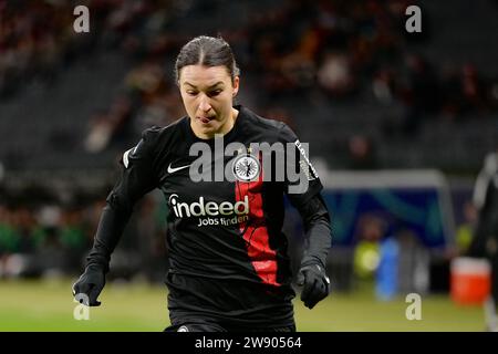 Francoforte, Germania. 21 dicembre 2023. Francoforte, Germania, 21 dicembre 2023: Barbara Dunst ( 28 Francoforte ) durante la partita di calcio della UEFA Womens Champions League tra Eintracht Francoforte e Benfica Lissabon al Deutsche Bank Park di Francoforte, Germania. (Julia Kneissl/SPP) credito: SPP Sport Press Photo. /Alamy Live News Foto Stock