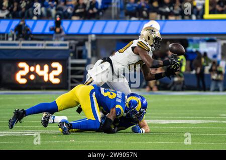 Il tight end dei New Orleans Saints Juwan Johnson (83) ricevette un passaggio sgargiato dalla safety dei Los Angeles Rams John Johnson III (43) durante una gara della NFL, Thurs Foto Stock