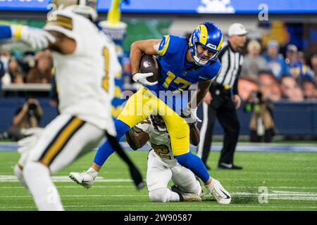 Il wide receiver dei Los Angeles Rams Puka Nacua (17) viene placcato dal cornerback dei New Orleans Saints Isaac Yiadom (27) durante una partita della NFL, giovedì 21 dicembre, Foto Stock