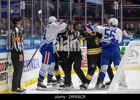 Rochester, New York, USA. 22 dicembre 2023. I giocatori Rochester Americans e Providence Bruins si scontrano nel terzo periodo. I Rochester Americans ospitarono i Providence Bruins in una partita della American Hockey League alla Blue Cross Arena di Rochester, New York. (Jonathan Tenca/CSM). Credito: csm/Alamy Live News Foto Stock