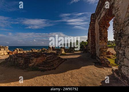 Ruinas Faro Punta Borinquen si trova nella città nordoccidentale di Aguadilla, le rovine del faro di Punta Borinquen si trovano vicino a Punta Bo di Aguadilla Foto Stock