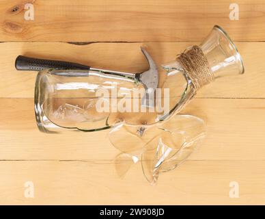 Vaso di vetro rotto con il martello. Vista dall'alto. Foto Stock