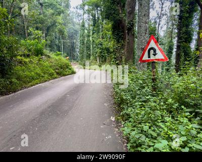 Segnale di avvertimento stradale che indica la svolta a destra in retromarcia davanti. Cartello indicante la piega della coppiglia destra. Foto Stock