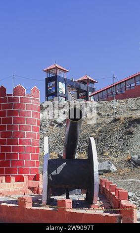 il passo nathu la, alto passo montuoso dell'himalaya, è il confine internazionale tra india e cina, popolare luogo turistico nel sikkim orientale Foto Stock