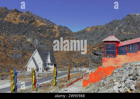 il passo nathu la, alto passo montuoso dell'himalaya, è il confine internazionale tra india e cina, popolare luogo turistico nel sikkim orientale Foto Stock