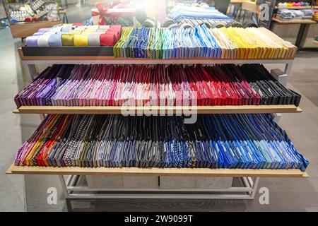 Bancone con molte costose fascette di vari colori assortimento di scelta per l'acquirente su tre ripiani Foto Stock