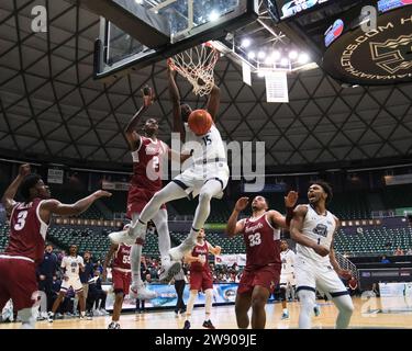 22 dicembre 2023: La vecchia guardia dei Dominion R.J. Blakney (15) dunca la palla durante la partita di basket Hawaiian Airlines Diamond Head Classic tra i Temple Owls e i Old Dominion Monarchs alla Sofi Arena nello Stan Sheriff Center di Honolulu, Hawaii. Glenn Yoza/CSM Foto Stock