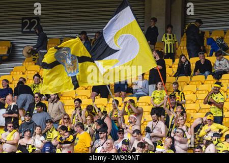 Wellington, nuova Zelanda. Sabato 23 dicembre 2023. I tifosi del Wellington Phoenix celebrano la vittoria della loro squadra dopo la partita della Liberty A-League Women's Round 9 tra Wellington Phoenix e Newcastle Jet's allo Sky Stadium di Wellington, nuova Zelanda. Foto Stock