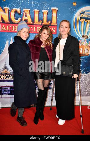 Brigitte Zeh, Luise Bähr e Lisa Maria Potthoff bei der Premiere des 19. Roncalli Weihnachtscircus im Tempodrom originale. Berlin, 22.12.2023 *** Brigitte Zeh, Luise Bähr e Lisa Maria Potthoff alla prima del 19 Roncalli WeihnachtsCircus originale al Tempodrom Berlin, 22 12 2023 foto:Xn.xKubelkax/xFuturexImagex roncalli 3331 Foto Stock
