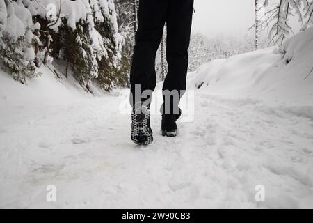 Foto di stivali fangosi dalla neve nelle montagne di Beskydy nella parte orientale della Repubblica Ceca. Favola bianca nei mesi invernali. Foto Stock