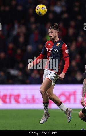 Radu Dragusin (Genova) durante la partita italiana di serie A tra Sassuolo 1-2 Genova allo Stadio Mapei il 22 dicembre 2023 a Reggio Emilia. Credito: Maurizio Borsari/AFLO/Alamy Live News Foto Stock