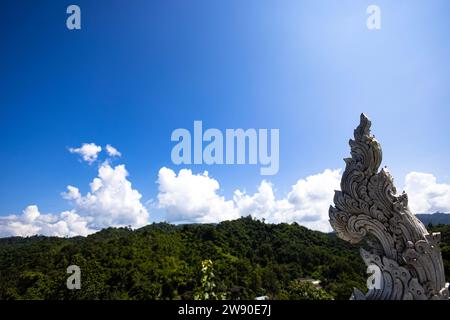 White Naga, statua serpente sul tetto del tempio buddista con sfondo blu. Foto Stock