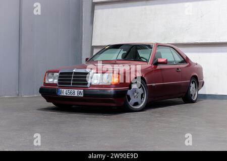 Bilbao, Spagna-11 novembre 2023: 1987 Mercedes-Benz C124 (320 CE) nel parcheggio coperto Foto Stock