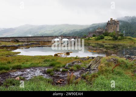 La magica atmosfera dei castelli e dei laghi della Scozia Foto Stock