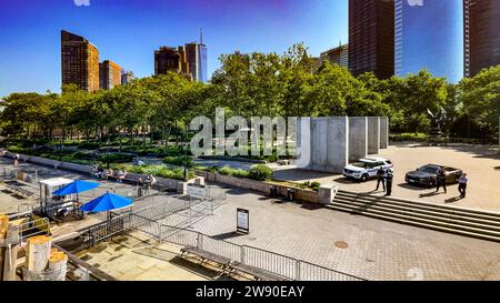 New York, USA; 12 dicembre 2023: Passeggia lungo il molo Battery Park Slip 6, che si trova accanto al Castello Clinton di New York, da questo lato del Foto Stock