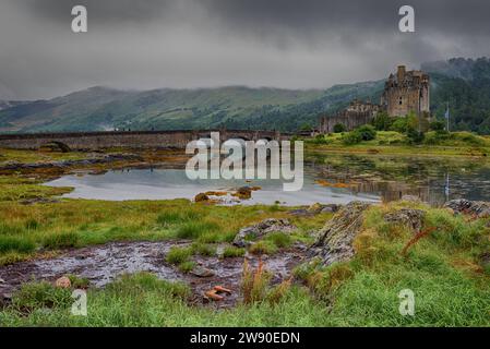 La magica atmosfera dei castelli e dei laghi della Scozia Foto Stock