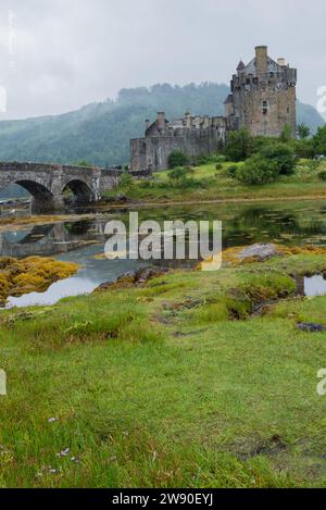 La magica atmosfera dei castelli e dei laghi della Scozia Foto Stock