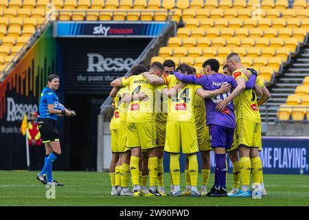 Wellington, nuova Zelanda. Sabato 23 dicembre 2023. La squadra Wellington Phoenix si riunisce in un'atmosfera intima prima della partita A-League Round 9 tra Wellington Phoenix e Newcastle Jet's allo Sky Sport Stadium di Wellington, nuova Zelanda. Crediti: James Foy/Alamy Live News Foto Stock