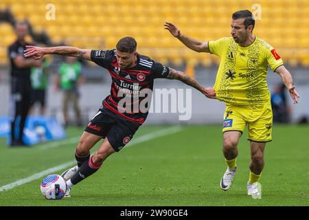 Wellington, nuova Zelanda. Sabato 23 dicembre 2023. Dylan Pierias (L) tenta di sfidare il centrocampista del Wellington Phoenix Kosta Barbarouses durante la partita A-League Round 9 tra Wellington Phoenix e Western Sydney Wanderers allo Sky Sport Stadium di Wellington, nuova Zelanda. Crediti: James Foy/Alamy Live News Foto Stock