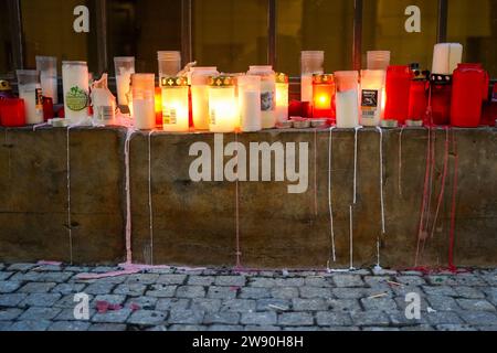 Praga, Repubblica Ceca - 23 dicembre 2023: Candele accese dopo un killer sparatutto di massa con 14 vittime Foto Stock