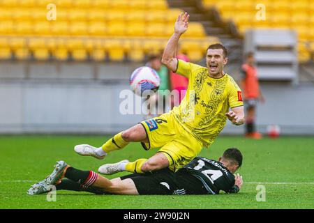 Wellington, nuova Zelanda. Sabato 23 dicembre 2023. Il difensore del Wellington Phoenix Tim Payne è stato colpito dall'attaccante dei Western Sydney Wanderers Nicolas Milanovic durante la partita A-League Round 9 tra Wellington Phoenix e Western Sydney Wanderers allo Sky Sport Stadium di Wellington, nuova Zelanda. Crediti: James Foy/Alamy Live News Foto Stock