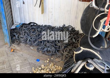 Vecchi ferri di cavallo arrugginiti in un mercato a Bishkek in Kirghizistan, Asia centrale Foto Stock