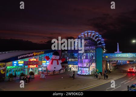 Adventure Island all'interno, luogo di intrattenimento sul lungomare Southend on Sea a Natale con un grande pupazzo di neve. Ingresso al molo e grande ruota panoramica del parco divertimenti Foto Stock