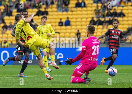 Wellington, nuova Zelanda. Sabato 23 dicembre 2023. Il centrocampista del Wellington Phoenix Kosta Barbarouses (L) fa il giro del portiere dei Western Sydney Wanderers Lawrence Thomas durante la partita A-League Round 9 tra Wellington Phoenix e Western Sydney Wanderers allo Sky Sport Stadium di Wellington, nuova Zelanda. Crediti: James Foy/Alamy Live News Foto Stock