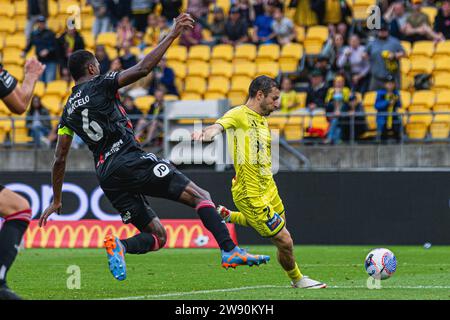 Wellington, nuova Zelanda. Sabato 23 dicembre 2023. Il centrocampista del Wellington Phoenix Kosta Barbarouses (L) fugge a casa il gol di apertura nei tempi di infortunio durante il round 9 della A-League tra Wellington Phoenix e Western Sydney Wanderers allo Sky Sport Stadium di Wellington, nuova Zelanda. Crediti: James Foy/Alamy Live News Foto Stock