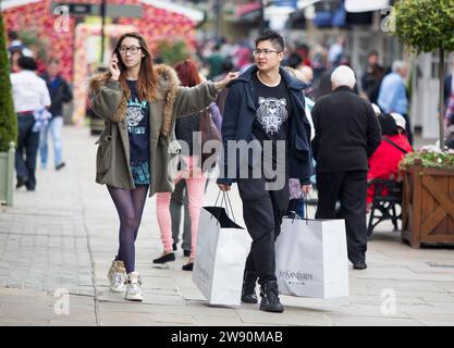 Visitatori cinesi al Bicester Village, outlet nell'Oxfordshire. Foto Stock