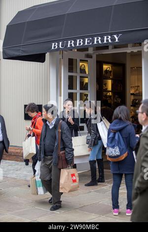 Visitatori cinesi al Bicester Village, outlet nell'Oxfordshire. Foto Stock