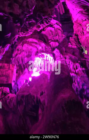 Gibilterra Themenfoto: Reise, Europa, Gibilterra, Saint Michael S Hoehle, Grossbritannien, 19.12.2023 Bunte Lichteffekte auf den Waenden mit den Stalagmiten und Stalaktiten in der Saint Michael S Hoehle in den Felsen von Gibraltar Themenfoto: Reise, Europa, Gibilterra, Saint Michael S Hoehle, Grossbritbriten, 19.12.2023 ****** Gibilterra, Gibilterra, Gibilterra, Gibilterra viaggio, Gibilterra, Gibilterra Europa, Gibilterra, Gibilterra, Gibilterra, Gibilterra grotta di San Michele, Regno Unito, 19 12 2023 coloratissimi effetti di luce sulle pareti con stalagmiti e stalattiti nella grotta di San Michele nelle rocce di Gibilterra, viaggio fotografico a tema Europa, Gibilterra, San Michele Foto Stock