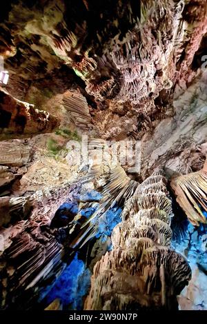 Gibilterra Themenfoto: Reise, Europa, Gibilterra, Saint Michael S Hoehle, Grossbritannien, 19.12.2023 Stalagmiten und Stalaktiten in der Saint Michael S Hoehle in den Felden von Gibraltar Themenfoto: Reise, Europa, Gibilterra, Saint Michael S Hoehle, Grossbritannien, 19.12.2023 *** Gibraltar Theme Photo Travel, Europa, Gibraltar, Grotta di San Michele, Regno Unito 19 12 2023 stalagmiti e stalattiti nella grotta di San Michele nei campi di Gibilterra tema Photo Travel, Europa, Gibilterra, grotta di San Michele, Regno Unito, 19 12 2023 Copyright: xAugstx/xEibner-Pressefotox EP jat Foto Stock