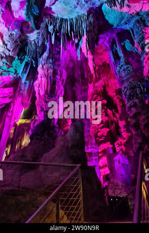 Gibilterra Themenfoto: Reise, Europa, Gibilterra, Saint Michael S Hoehle, Grossbritannien, 19.12.2023 Bunte Lichteffekte auf den Waenden mit den Stalagmiten und Stalaktiten in der Saint Michael S Hoehle in den Felsen von Gibraltar Themenfoto: Reise, Europa, Gibilterra, Saint Michael S Hoehle, Grossbritbriten, 19.12.2023 ****** Gibilterra, Gibilterra, Gibilterra, Gibilterra viaggio, Gibilterra, Gibilterra Europa, Gibilterra, Gibilterra, Gibilterra, Gibilterra grotta di San Michele, Regno Unito, 19 12 2023 coloratissimi effetti di luce sulle pareti con stalagmiti e stalattiti nella grotta di San Michele nelle rocce di Gibilterra, viaggio fotografico a tema Europa, Gibilterra, San Michele Foto Stock