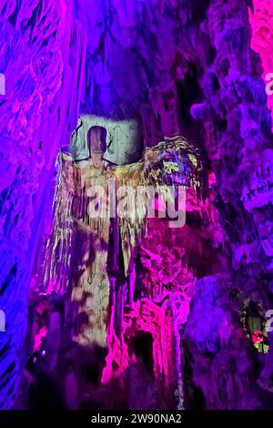 Gibilterra Themenfoto: Reise, Europa, Gibilterra, Saint Michael S Hoehle, Grossbritannien, 19.12.2023 Bunte Lichteffekte auf den Waenden mit den Stalagmiten und Stalaktiten in der Saint Michael S Hoehle in den Felsen von Gibraltar Themenfoto: Reise, Europa, Gibilterra, Saint Michael S Hoehle, Grossbritbriten, 19.12.2023 ****** Gibilterra, Gibilterra, Gibilterra, Gibilterra viaggio, Gibilterra, Gibilterra Europa, Gibilterra, Gibilterra, Gibilterra, Gibilterra grotta di San Michele, Regno Unito, 19 12 2023 coloratissimi effetti di luce sulle pareti con stalagmiti e stalattiti nella grotta di San Michele nelle rocce di Gibilterra, viaggio fotografico a tema Europa, Gibilterra, San Michele Foto Stock